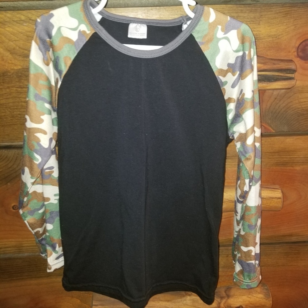 💥Sale 3/$10💥Black with Camouflage Sleeves raglan